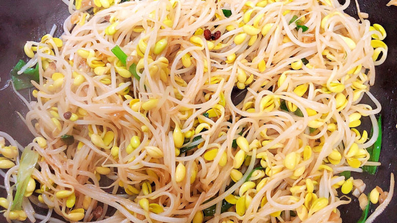 爆炒黄豆芽,翻炒均匀,即可出锅了。