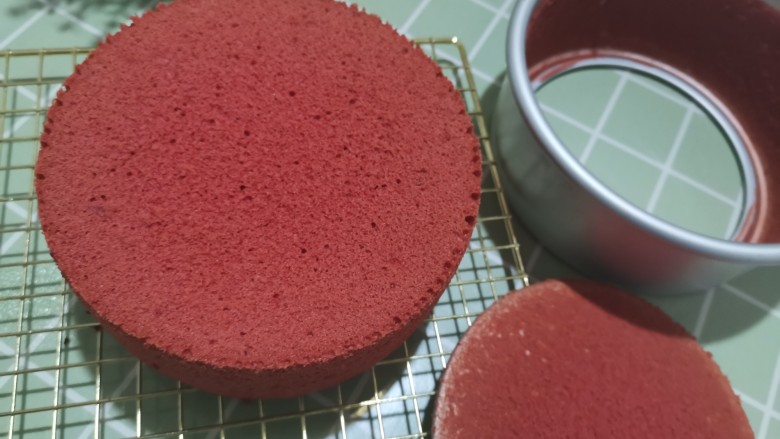 红丝绒草莓🍓裸蛋糕,烤好取出来震几下震出热气,倒扣放晾2小时以上,脱模