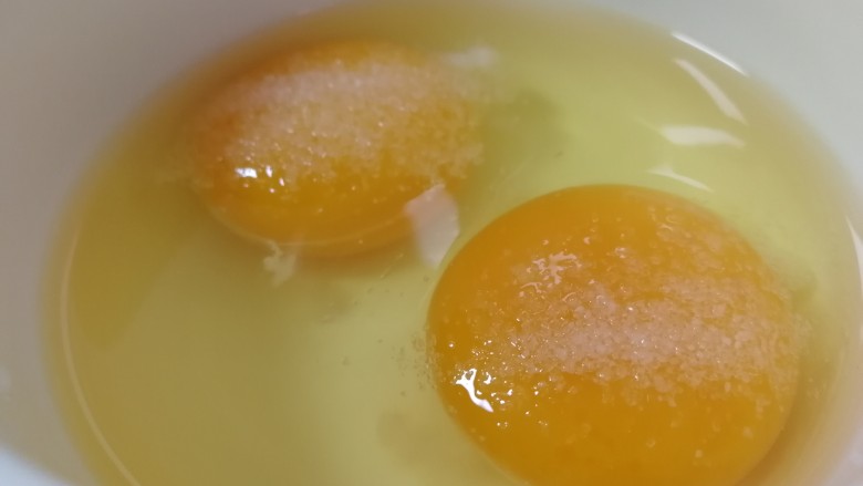 腊肠炒蛋,鸡蛋打入碗里,加盐提前入味。