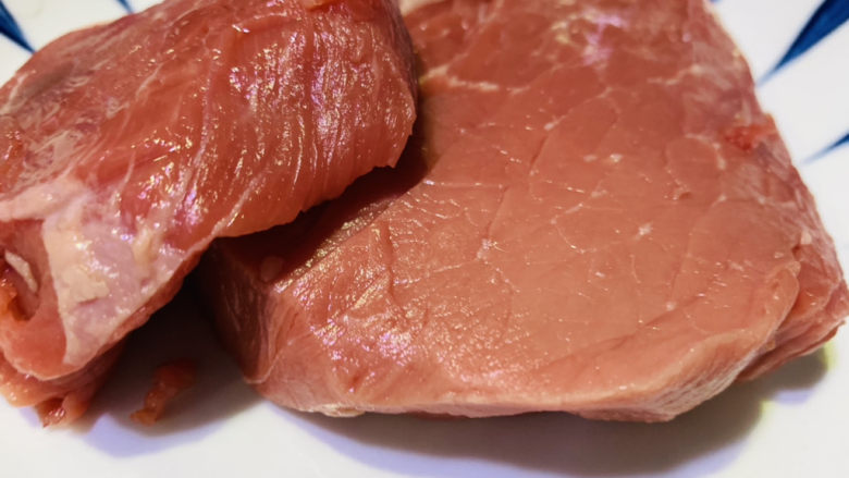 青椒炒牛肉,准备<a style='color:red;display:inline-block;' href='/shicai/ 216'>牛肉</a>,用水冲洗干净