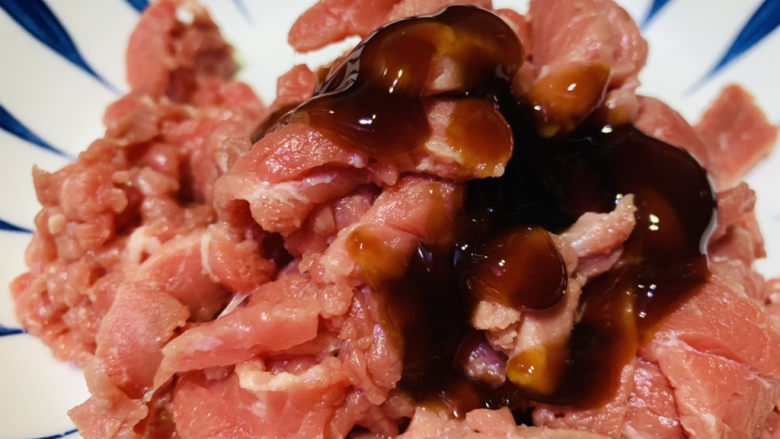青椒炒牛肉,取一个碗,放入切好的牛肉,加<a style='color:red;display:inline-block;' href='/shicai/ 721'>蚝油</a>