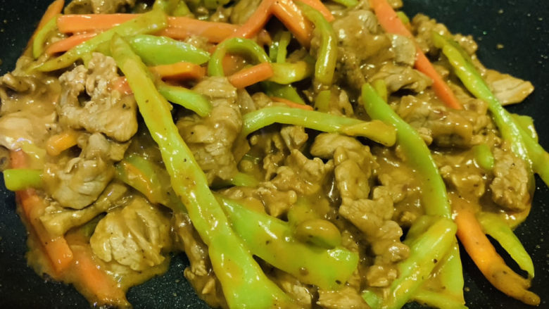 青椒炒牛肉,再翻炒一下,就可以起锅了