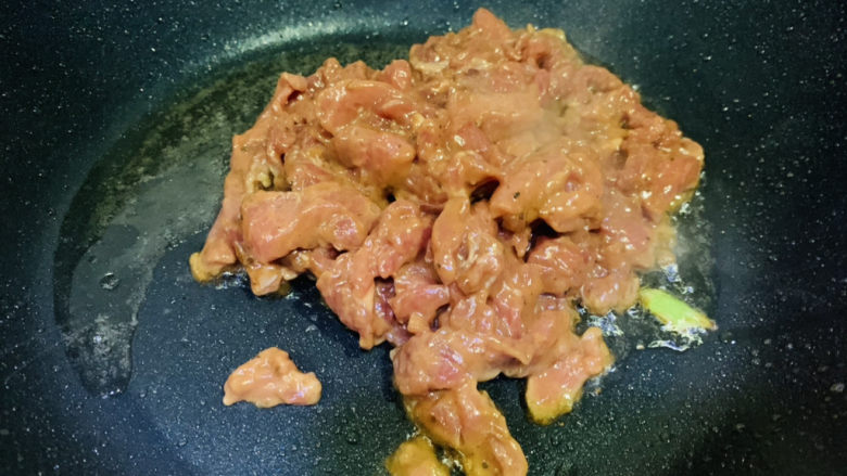 青椒炒牛肉,锅再加食用油,倒入腌制好的牛肉