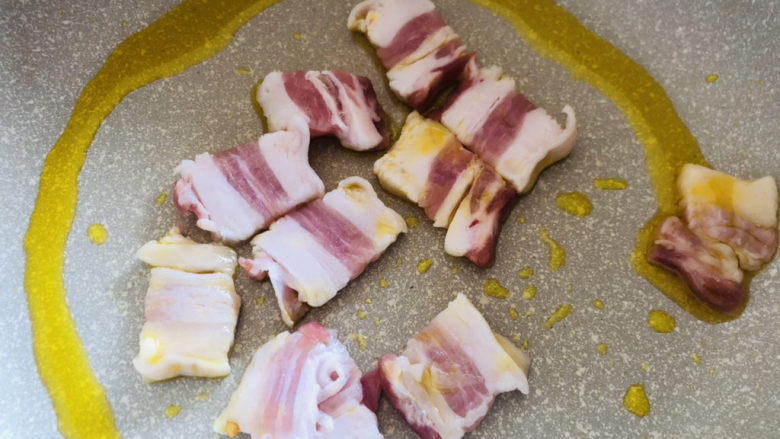 胡萝卜炒杏鲍菇,平底锅倒入少许食用油烧热后放入五花肉片,小火煎至表面略微透明。