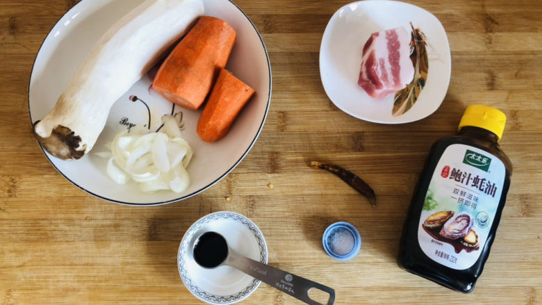 胡萝卜炒杏鲍菇,先把需要的食材提前准备好。