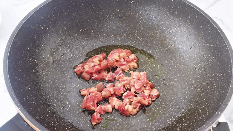 孜然羊肉炒饭,锅中倒入适量的食用油烧热,放入羊肉炒至变色