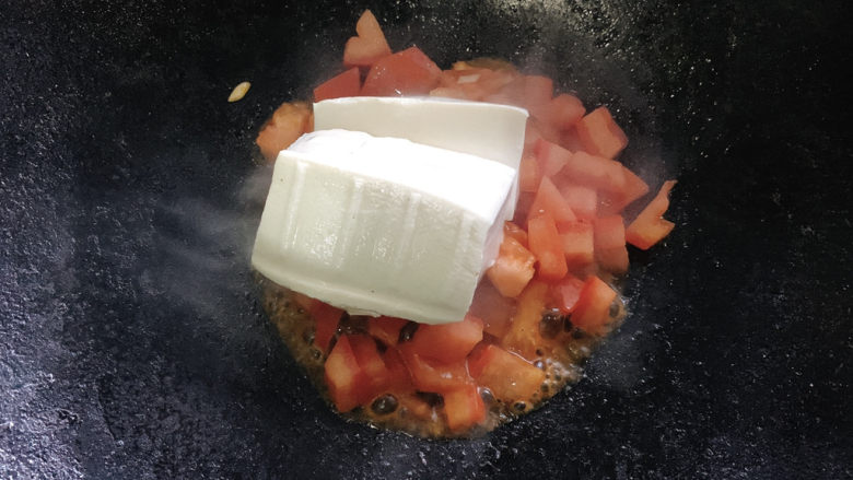 西红柿豆腐汤,而后,将一块豆腐加入其中
