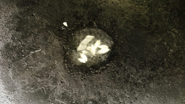 西红柿豆腐汤,锅烧热油,加入葱白爆炒出香味