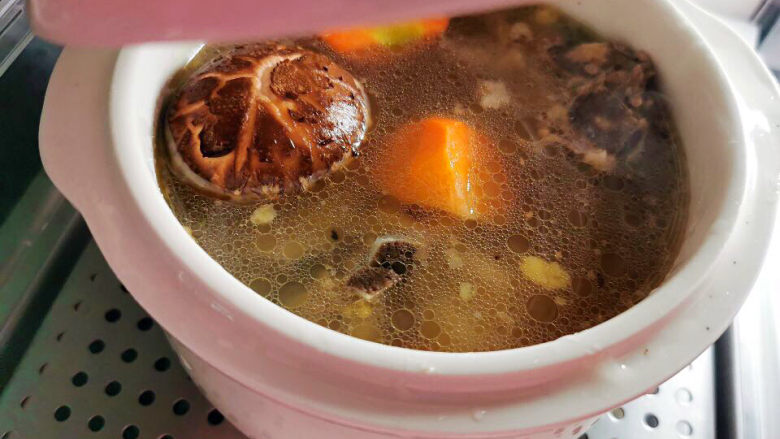 胡萝卜炖排骨,移入蒸箱中,蒸40分钟左右