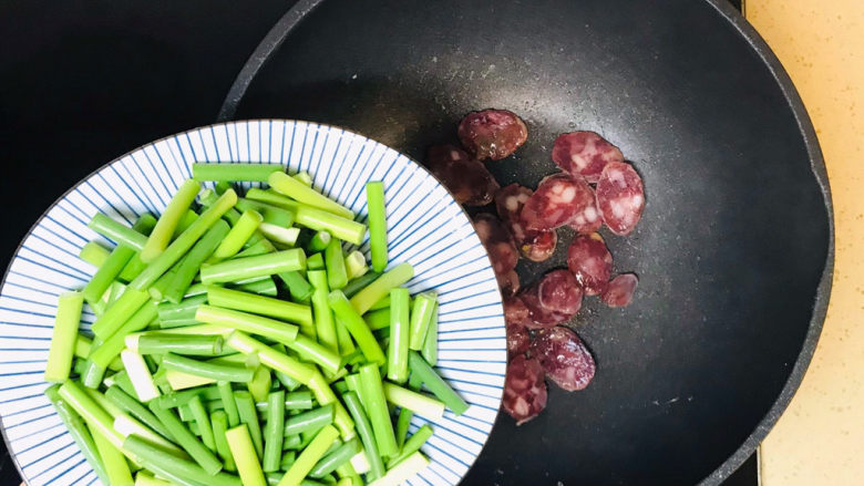 蒜苔炒腊肠,加入蒜苔