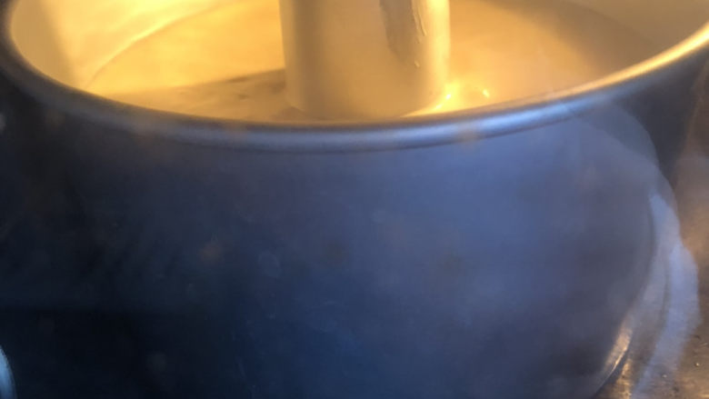 淡奶油香草味戚风,烤箱预热170度,烤约40分钟。