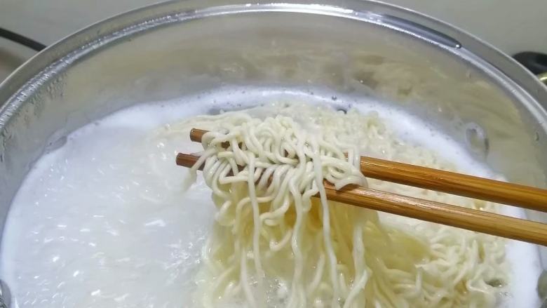 白花菜云吞面,加入<a style='color:red;display:inline-block;' href='/shicai/ 526'>面条</a>，煮至熟