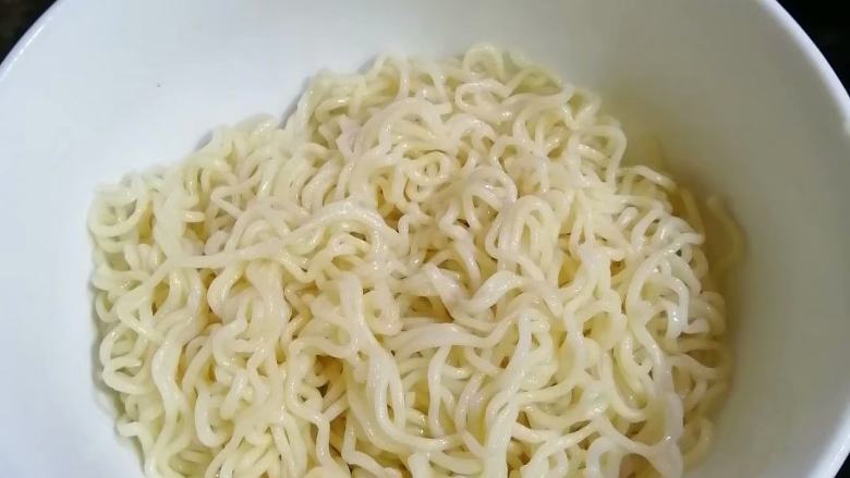 白花菜云吞面,盛出面条