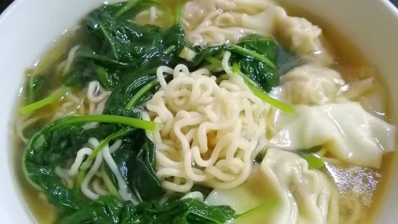 白花菜云吞面,注入白花菜汤便可