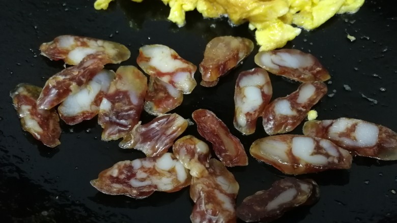 腊肠炒蛋,锅里少许底油,放入腊肠。
