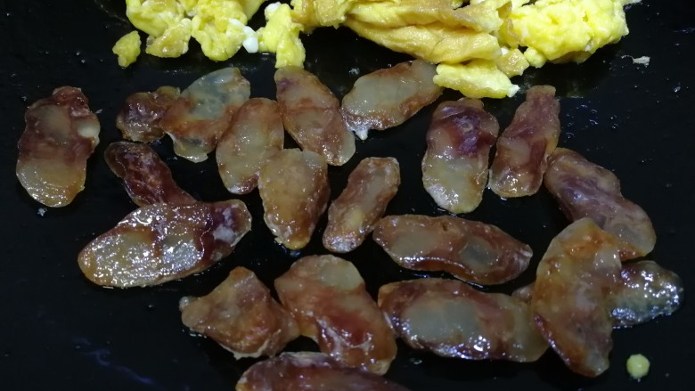 腊肠炒蛋,文火把腊肠煎透明,稍微出油。