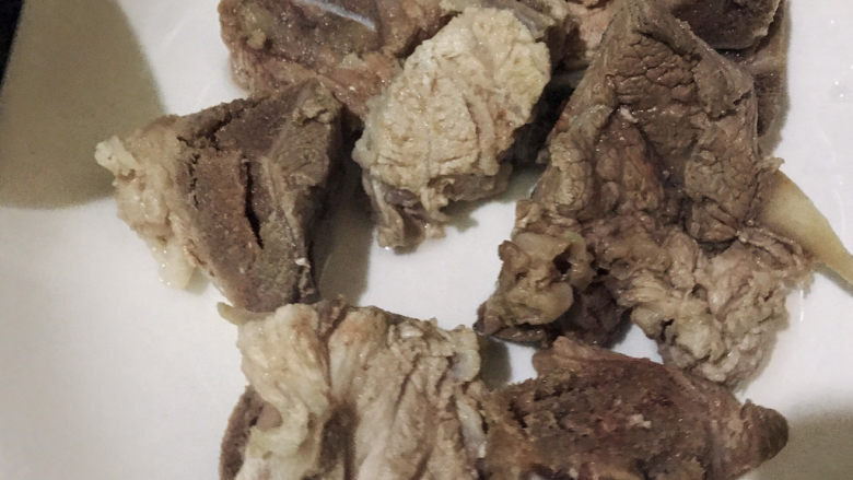 胡萝卜炖排骨,捞出,过冷水冲去浮末