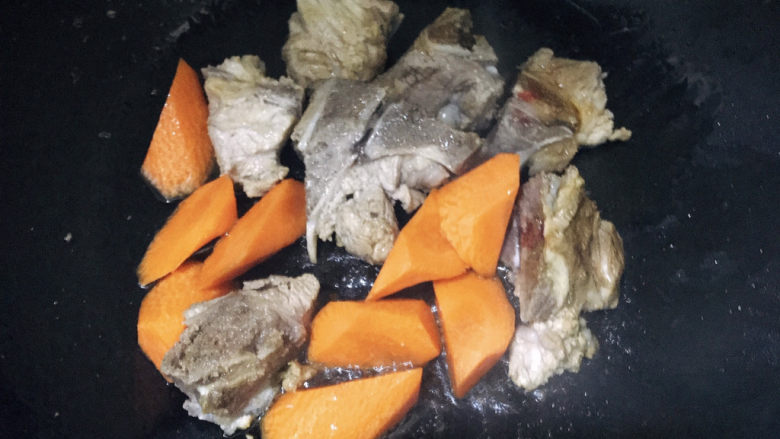 胡萝卜炖排骨,倒入胡萝卜,翻炒一下