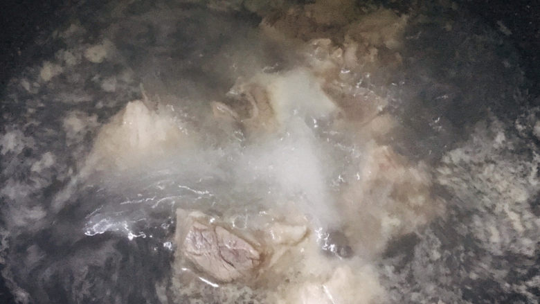 胡萝卜炖排骨,排骨焯水一分钟