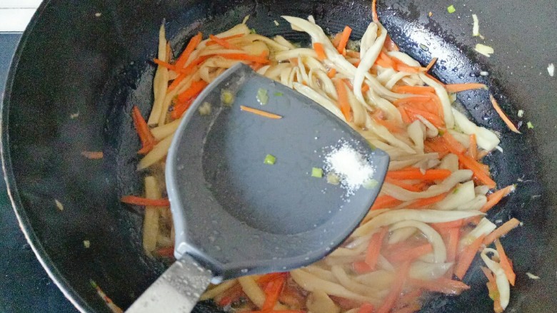 胡萝卜炒杏鲍菇,溜一些清水翻炒至食材熟透,加入适量盐调味
