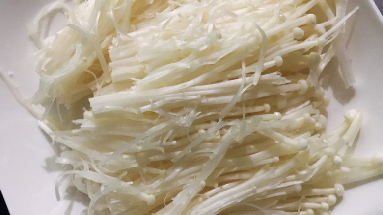西红柿豆腐汤,金针菇切去头部,洗干净备用
