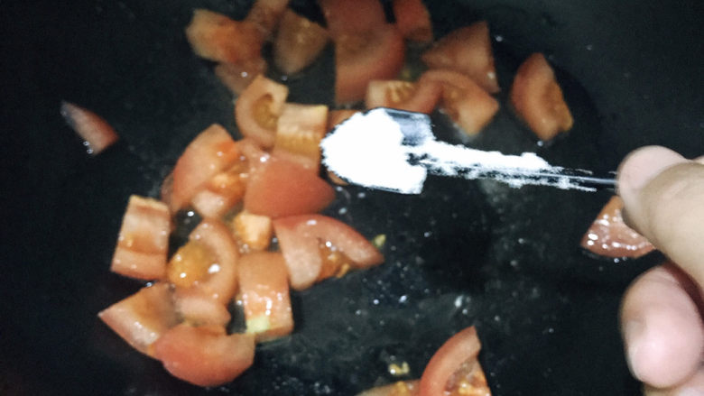 西红柿豆腐汤,放入一勺盐,炒出汁