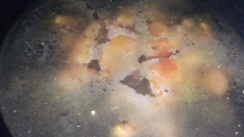 西红柿豆腐汤,加入适量水