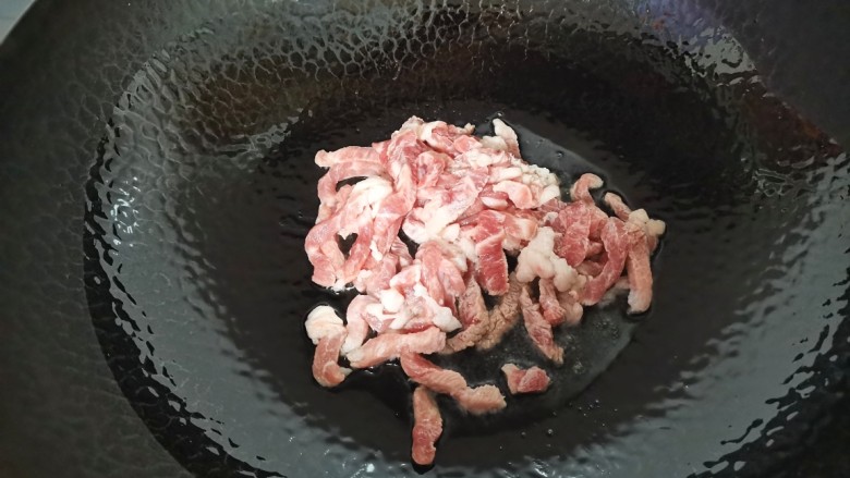 红烧豆腐皮,热油放入肉丝翻炒片刻