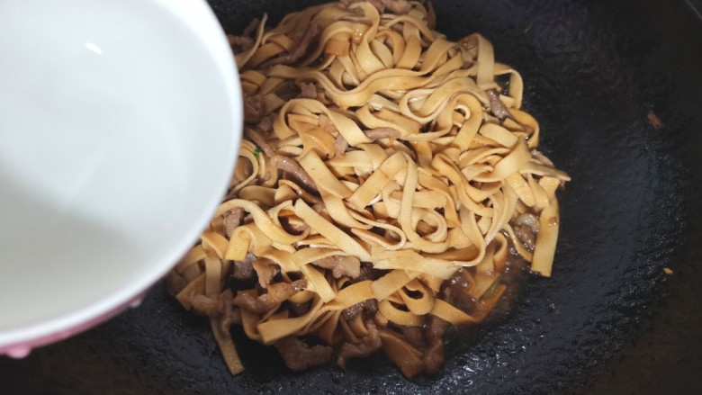 红烧豆腐皮,倒入适量的温水,大火烧开转中火烧3分钟