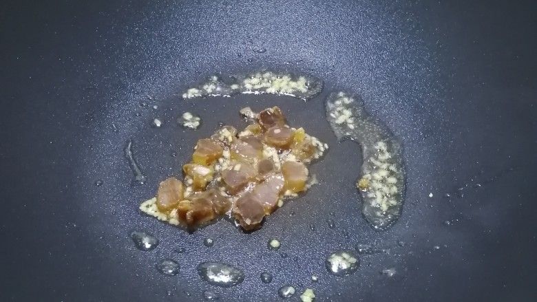 绿豆芽炒韭菜,加入腊肉,爆出油