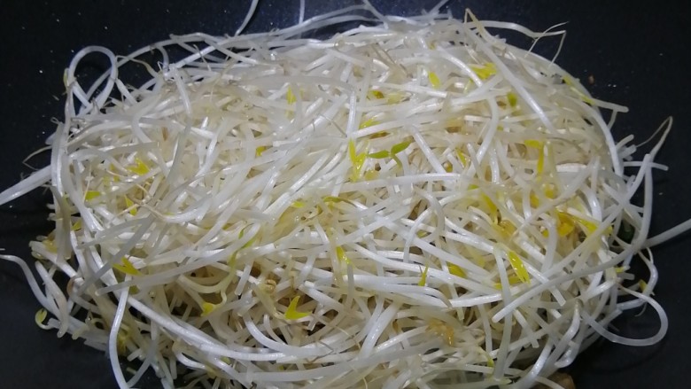 绿豆芽炒韭菜,加入绿豆芽菜