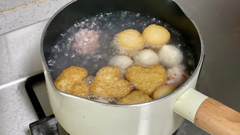 香辣口水火锅丸子,锅里烧开水,把丸子下入锅中煮熟。