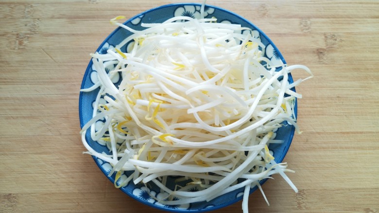 绿豆芽炒韭菜,<a style='color:red;display:inline-block;' href='/shicai/ 133'>绿豆芽</a>洗干净,控一下水分备用。