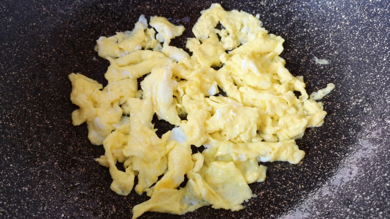 绿豆芽炒韭菜,炒锅内倒适量的食用油烧热,倒入蛋液炒熟,盛出备用。