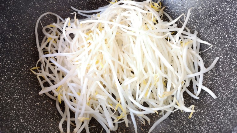 绿豆芽炒韭菜,锅里继续倒油烧热,下入绿豆芽。