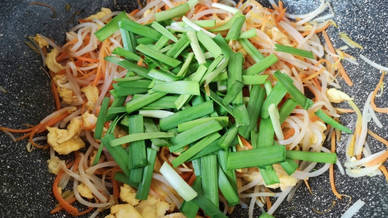 绿豆芽炒韭菜,下入韭菜段。