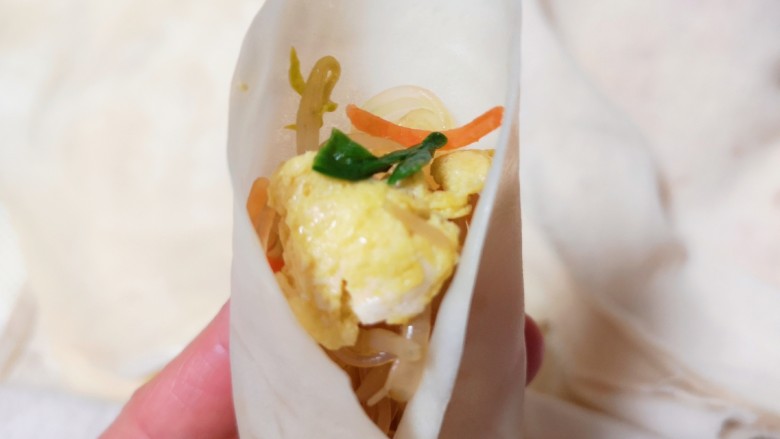 绿豆芽炒韭菜,卷春饼好好吃哦!