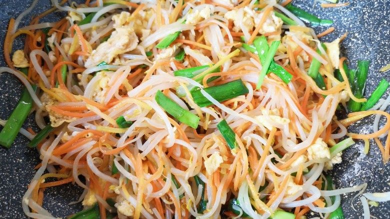 绿豆芽炒韭菜,翻炒均匀即可!