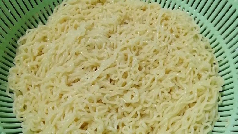 胡萝卜鸡蛋丝炒面,捞出面条过冷河,然后沥干水分