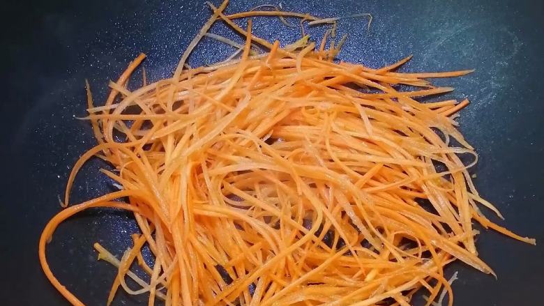 胡萝卜鸡蛋丝炒面,重新热油锅,加入胡萝卜丝,炒软