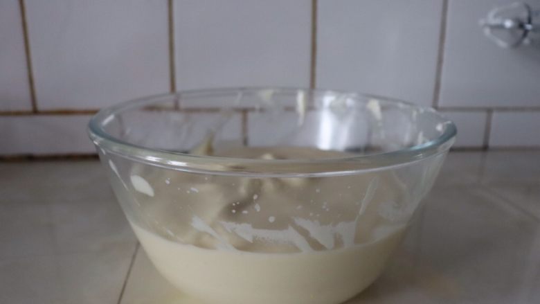 草莓香草奶油蛋糕卷,蛋白霜的1/3与蛋黄糊混合翻拌均匀,把混合好的蛋糕糊全部加入蛋白霜里面,翻拌均匀^o^