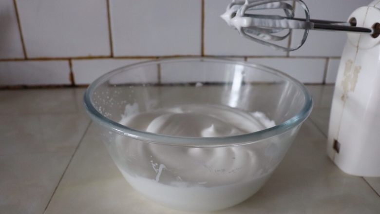 草莓香草奶油蛋糕卷,加入细砂糖50g,电动打蛋器低速把蛋白打至硬性发泡和湿性发泡之间,稳定的湿性发泡状态,蛋白霜很软无亚光,低落的纹路不会消失,稳定的湿性发泡蛋白霜就做好了^o^