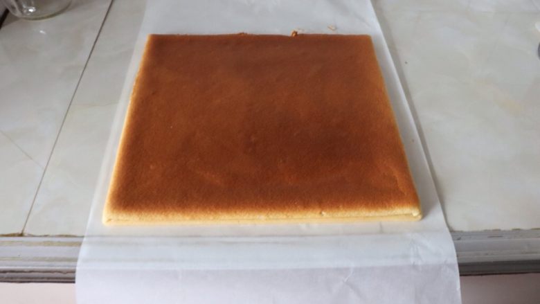 草莓香草奶油蛋糕卷,蛋糕脱模时,烤盘上面放上一张油纸,烤盘扣在油纸上,轻轻撕开玻璃纤维垫,蛋糕片上面放上一张油纸,蛋糕片翻转,焦色面朝上,防止蛋糕皮热气散出粘在油纸上,放置一旁^o^