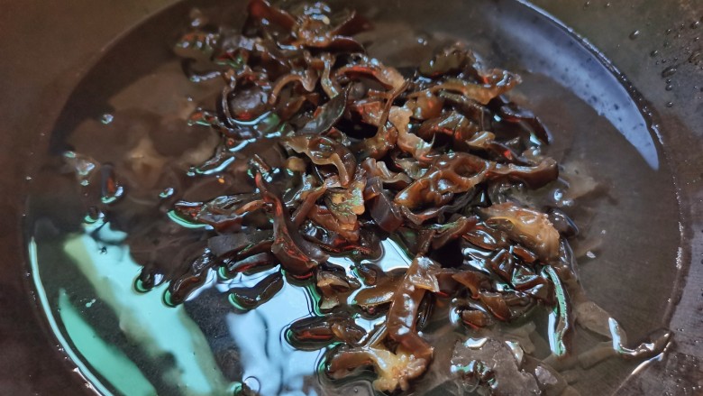 木耳炒肉丝,锅中水烧开,木耳下锅焯煮2-3分钟