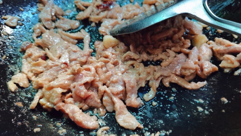 木耳炒肉丝,翻炒至变色