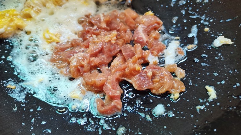 鸡蛋炒粉丝,捞放一边,肉丝下锅