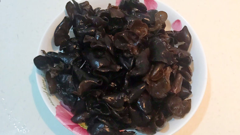 木耳炒肉丝,把泡发好的木耳清洗干净,沥干水分备用