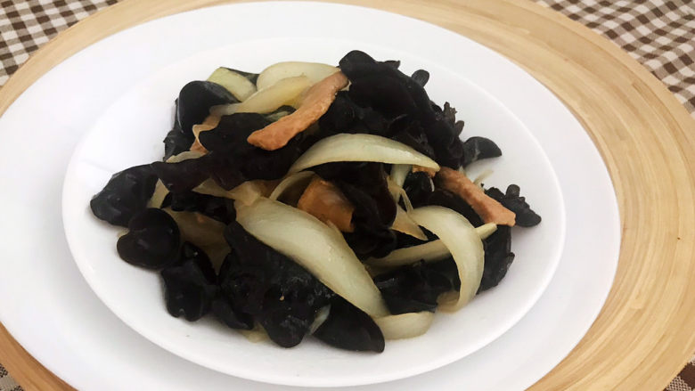 木耳炒肉丝,木耳炒肉丝清淡适宜,营养丰富,老少皆宜~