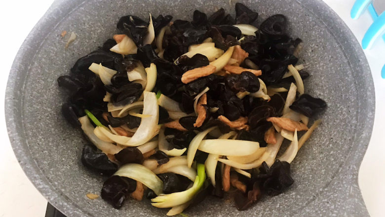 木耳炒肉丝,翻炒均匀即可,木耳炒肉丝做好了~