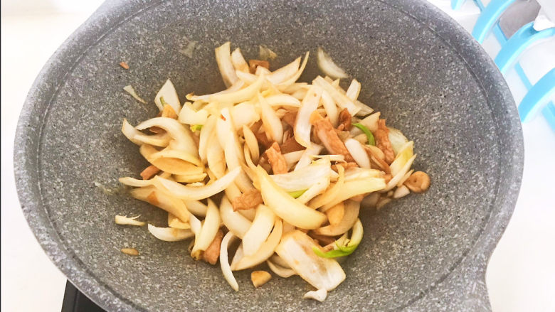 木耳炒肉丝,加入圆葱,翻炒2分钟